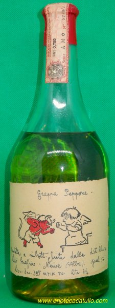 Romano dedica questa grappa a Peppone, uno dei due protagonisti dell'opera di Giovannino Guareschi