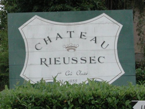 L'ingresso a Chateau Rieussec. - Non ci si può sbagliare quando si arriva alle porte di Chateau Rieussec.Il cartellone che vedete segnala la strada di accesso alla proprietà.